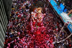 Hindu devotees participate in a procession towards the Arabian Sea where a giant idol of the elephant-headed god Ganesha will be immersed on the final day of the ten-day long Ganesha Chaturthi festival in Mumbai, India, Thursday, Sept. 15, 2016 . The last day of the 10-day celebration is the biggest day, with massive crowds singing and dancing as they carry their idols through the streets, to immerse them in the water, an act that symbolizes sending the god back to his mythical home in the snow-capped mountains taking all the worries and problems of his worshippers with him. AP Photo/Rafiq Maqbool