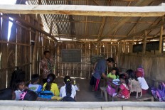 Two freelance teachers take turns to teach two classes which filled from grade 1 to 6. JP/ Sigit Pamungkas