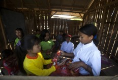 iti offers her selection of snacks to her classmates. JP/ Sigit Pamungkas