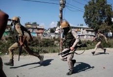 Indian policemen chase Kashmiri protesters in Srinagar, Indian controlled Kashmir, Friday, Sept. 23, 2016. Kashmir is witnessing the largest protests against Indian rule in recent years, sparked by the July 8 killing of a popular rebel commander by Indian soldiers. AP Photo/Mukhtar Khan

