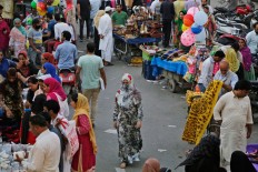 Kashmiris shop during a relaxation from strike and curfew in Srinagar, Indian controlled Kashmir, Sunday, Sept. 25, 2016. Kashmir is witnessing the largest protests against Indian rule in recent years, sparked by the July 8 killing of a popular rebel commander by Indian soldiers.  AP Photo/Mukhtar Khan