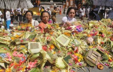 Hindus place offerings on a pile during the Galungan Festival at Pura Jagatnatha Temple in Denpasar, Bali, on Sept. 7. The festival is held once every six months to symbolize the victory of good over evil. JP/Zul Trio Anggono