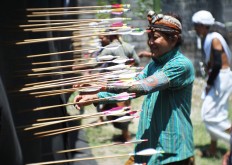 Pulling out misfired arrows from the
backboard. JP/ Ganug Nugroho Adi