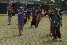 The archers return for more attempts after
retrieving their arrows from the targets.  JP/ Ganug Nugroho Adi