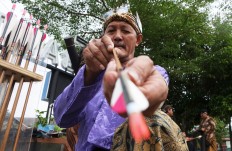 A participant prepares one of the five arrows for his round. JP/ Ganug Nugroho Adi
