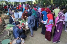 Visitors queue to buy Caruban village traditional cuisines at Papringan Market. JP/Ganug Nugroho Adi