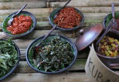 Vendors offer a vegetarian specialty called “kuban” and various sambal [hot 
relish] to visitors. JP/Ganug Nugroho Adi