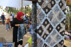 Naturally colored batik is a prime product sold at Papringan Market. JP/Ganug Nugroho Adi