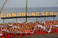 Hundreds of Gandrung dancers perform a formation during Gandung Sewu Festival 2016 at Boom Beach, Banyuwangi, East Java on saturday, September 17, 2016. JP/Wendra Ajistyatama