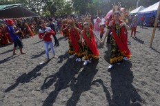Three dancers head to the beach for the start. JP/Wendra Ajistyatama