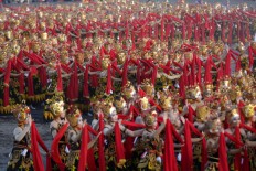 The dancers show their moves. The dance also has variations in Bali and Lombok. JP/Wendra Ajistyatama