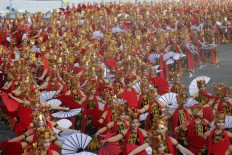 The Gandrung dancers formation during Gandung Sewu Festival 2016 at Boom Beach, Banyuwangi, East Java on saturday, September 17, 2016. JP/Wendra Ajistyatama