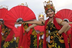 Shawls and fans are part of the dance. JP/ Wendra Ajistyatama