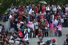 Spectators seek the best vantage point to catch the show. JP/ Wendra Ajistyatama