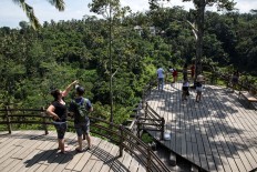 Foreign tourists relax and enjoy luwak coffee during their visit to the Bali Pulina agrotourism center in Tegalalang, Bali. JP/Agung Parameswara