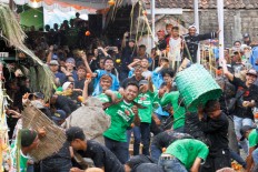 Locals and visitors are invited to take part in the fight by throwing tomatoes at each other. JP/Arya Dipa