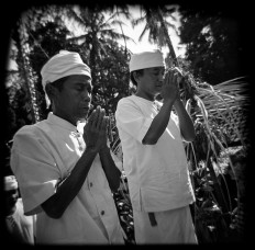 Priests pray before entering Puseh Temple during Ngusaba Kapat in Selumbung village, Karangasem district, Bali. JP/ Agung Parameswara