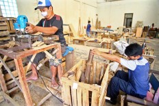 Artisans work on bamboo speakers at Mandiri Craft to meet an order from European buyers. JP/Aditya Sagita
