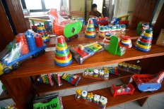 A wide range of educational toys are displayed at Mandiri Craft’s shop on Jl. Parangtritis. JP/Aditya Sagita