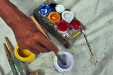 Artisans from Kaliwungu, Kendal, Central Java, choose oil paints to color paper umbrellas to make them more vibrant. JP / Kus Hendratmo