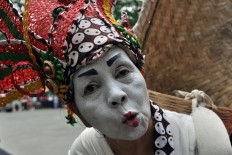 A dancer performs during the 2016 Indonesian Umbrella Festival at Balekambang
Park, Surakarta, Central Java. JP / Kus Hendratmo