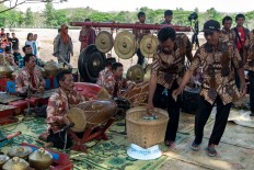Villagers drop voluntary contributions into a basket. JP/ Tarko Sudiarno