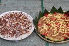 Visitors can enjoy two traditional dishes, called bubur Asyura [Asyura porridge] and nasi ketan [sticky white rice], during the Seren Taun Guru Bumi ceremony. Residents of the Sindangbarang traditional kampung make the traditional dishes only during Muharram, during which the ceremony is usually held. JP/Theresia Sufa