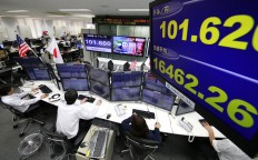 Money traders watch computer screens with the day's exchange rate between yen and the U.S. dollar at a foreign exchange brokerage in Tokyo, Wednesday, Nov. 9, 2016.  Asian shares have shed early gains, tumbling Wednesday as Donald Trump gained the lead in the electoral vote count in the presidential election. Dow and S&P futures also plunged. Earlier, investors had appeared persuaded that Hillary Clinton, seen as a more stable choice, would prevail. AP Photo/Shizuo Kambayashi