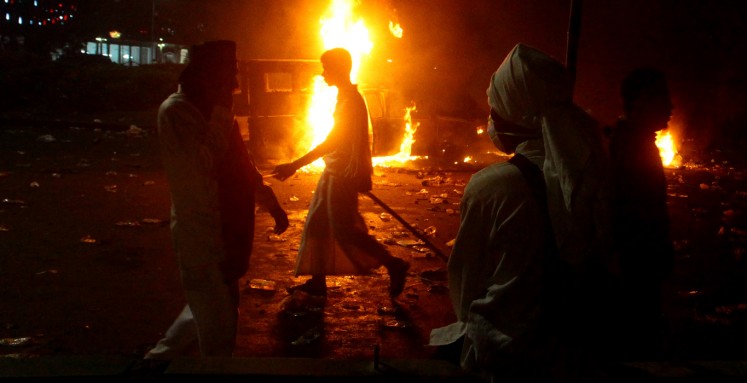 How did the anti-Ahok rally turn chaotic?