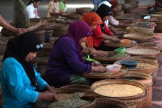 Workers sort coffee beans and categorize them into three main grades: large, medium and small. The three main grades are for export and the rest will be sold at the lowest price. JP/Suherdjoko