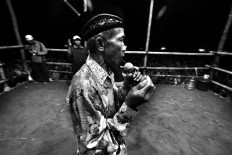 A community elder blesses the bouts before they commence. JP/ Aman Rochman 