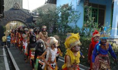 Young and old, men and women take part and have fun in the Suro ritual in the foothills of Mount Merapi in Central Java. JP/Tarko Sudiarno