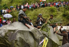 The boulders from the Merapi eruption are used as a source of music. JP/ Tarko Sudiarno