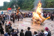 The burning of an effigy of a wild hog serves to drive away bad luck.  JP/ Tarko Sudiarno