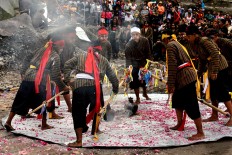 Men dressed in lurik traditional striped fabric perform a dance involving stamping their feet repeatedly in tune. JP/ Tarko Sudiarno