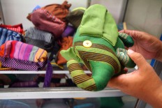 Lurik cloth can be made into charming dolls and bags. The Kurnia Lurik showroom sells the handicrafts, as well as the lurik fashion items. JP/Aditya Sagita