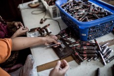 Workers wrap cigars with clear plastic at the Rizona Baru cigar factory in Temanggung, Central Java. JP/Agung Parameswara

