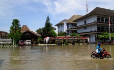 Sukoharjo Regency square located on Jl. Raya Sukoharjo-Wonogiri is swamped in flood water up to 50 centimeters deep. JP/ Ganug Nugroho Adi