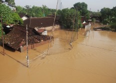Hundreds of homes along the Bengawan Solo riverbanks in Surakarta, Central Java are deluged in river water on Nov. 29. The water reached up to 1 meters deep after heavy downpour hit the areas since Monday afternoon. JP/ Ganug Nugroho Adi