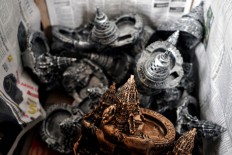 Miniature figurines in the shape of ashtrays are also sold but are less popular than the typical molds. JP/Magnus Kushendratmo