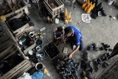 Eko sorts his products to guarantee the quality. He tags the figurines’ prices between Rp 5,000 (36 US cents) and Rp 10,000 each. JP/Magnus Kushendratmo