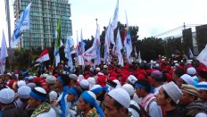 Another rally: At the same time as the rally, hundreds of workers gathered near the Heroes Monument in Central Jakarta. They demanded a wage increase and the arrest of Jakarta Governor Basuki "Ahok" Tjahaja Purnama for alleged blasphemy. JP/ Fachrul Sidiq 