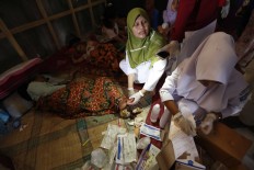Medical staff treat earthquake victims at a makeshift hospital in Pidie Jaya regency, Aceh. Pidie Jaya, a relatively new regency, had a shortage of medical facilities and personnel to deal with the impact of the strong earthquake. Some patients were sent to neighboring Pidie regency. JP/ Hotli Simanjuntak