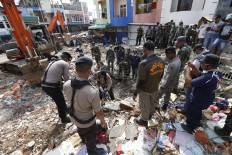 Rescuers from the Indonesian Military and National Police search for bodies and victims in Meureudu, the downtown area of Pidie Jaya, Aceh. JP/ Hotli Simanjuntak