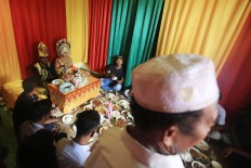 Zulkarnaen and Rohimah sit together with family members for a modest wedding celebration at the bride’s house in Meunasah Jurong village in Pidie Jaya regency, Aceh, on Saturday, 10 December 2016. JP/ Dhoni Setiawan