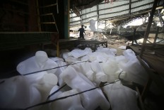 A trader removes mannequins from a damaged kiosk in Meureudu Market in Pidie Jaya regency, Aceh, on Saturday, 10 December 2016. JP/ Dhoni Setiawan