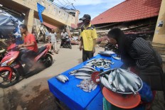 A fish monger waits for customers at the half-destroyed Meureudu Market in Pidie Jaya regency, Aceh. JP/ Dhoni Setiawan