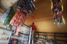 A man repairs damage at his store caused by the Dec. 7 earthquake. JP/ Dhoni Setiawan
