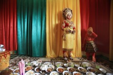 Rohimah (left) prepares to welcome her husband-to-be and his family members for a modest wedding celebration at her house in Meunasah Jurong village, Pidie Jaya regency, Aceh, on Saturday, 10 December 2016. JP/ Dhoni Setiawan
