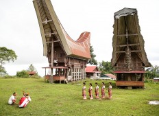 Ritual: In their traditional costumes, men and women of Toraja wait to welcome tourists in Suloara&rsquo; village. JP/ PJ Leo
